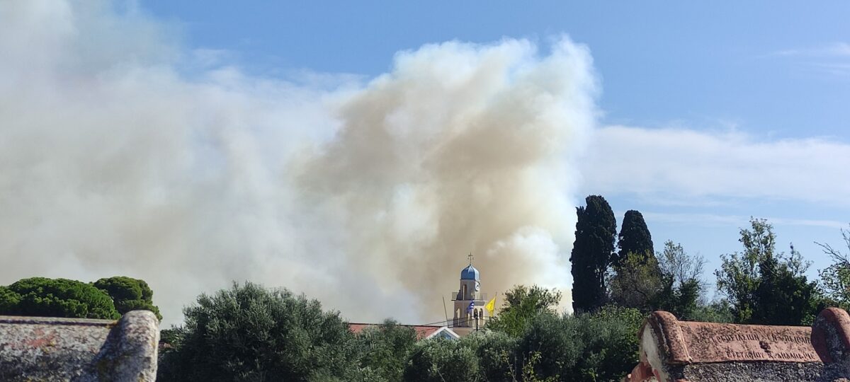 Πυκνός καπνός από τη φωτιά στην Κεφαλονιά
