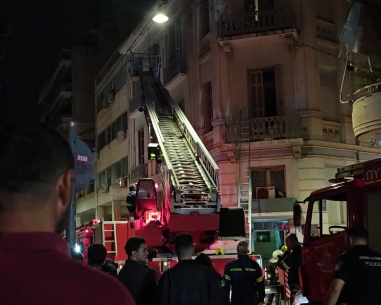 Φωτιά στη πλατεία Βάθης σε εγκαταλελειμμένο ξενοδοχείο – Απεγκλωβίστηκαν άστεγοι
