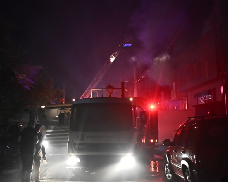 Φωτιά σε επιχείρηση στο Περιστέρι – Ένα άτομο με αναπνευστικά στο νοσοκομείο