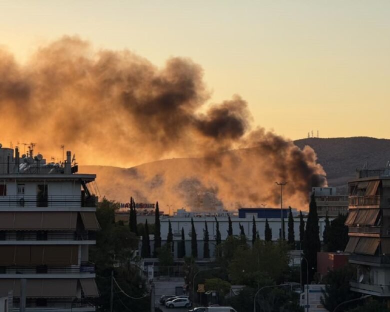 Φωτιά σε επιχείρηση στο Περιστέρι – Οι καπνοί έχουν πνίξει την πόλη