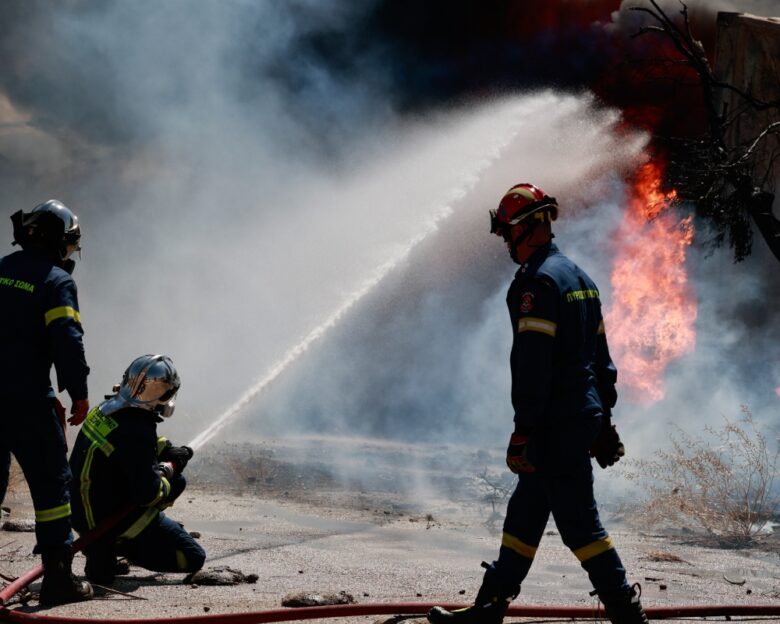Φωτιά σε επιχείρηση στον Ασπρόπυργο: Κινητοποιήθηκε και ειδική ομάδα χημικών
