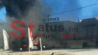 Φωτιά σε εργοστάσιο επίπλων στη Θεσσαλονίκη