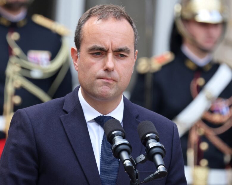 Ο πρωθυπουργός της Γαλλίας Σεμπαστιέν Λεκορνί, αποσύρει την κατάργηση των δύο αργιών