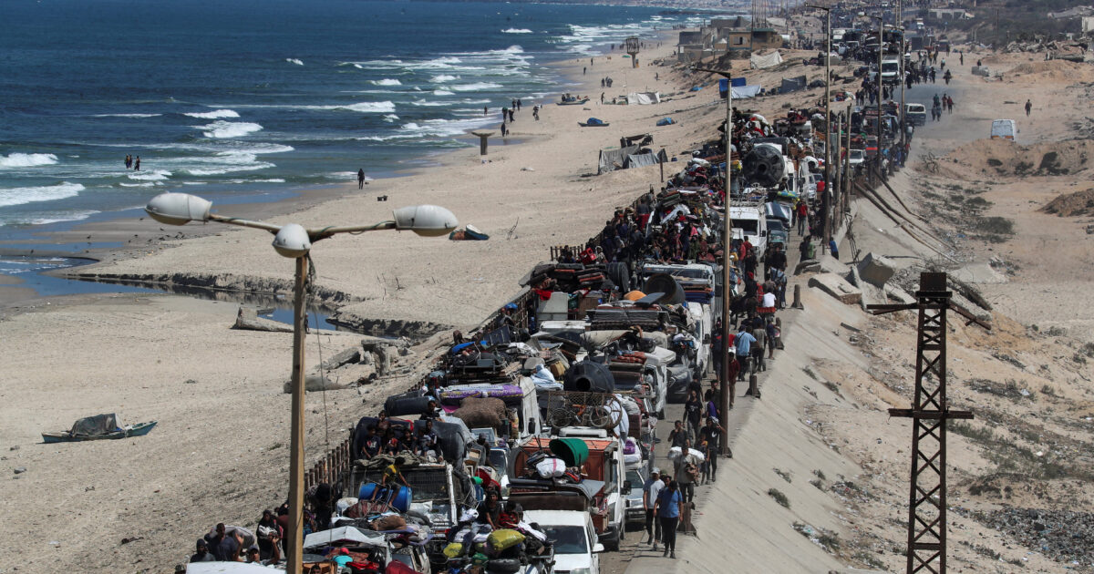 Gaza, the big exit: everything was leveled by the Israeli pounding – “Tell Netanyahu that we don’t want to die”