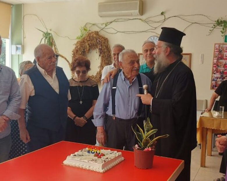 Ένας παππούς από το Ρέθυμνο γιόρτασε τα 100 του χρόνια – Τα 3 κεράκια στην τούρτα των γενεθλίων και η έκπληξη