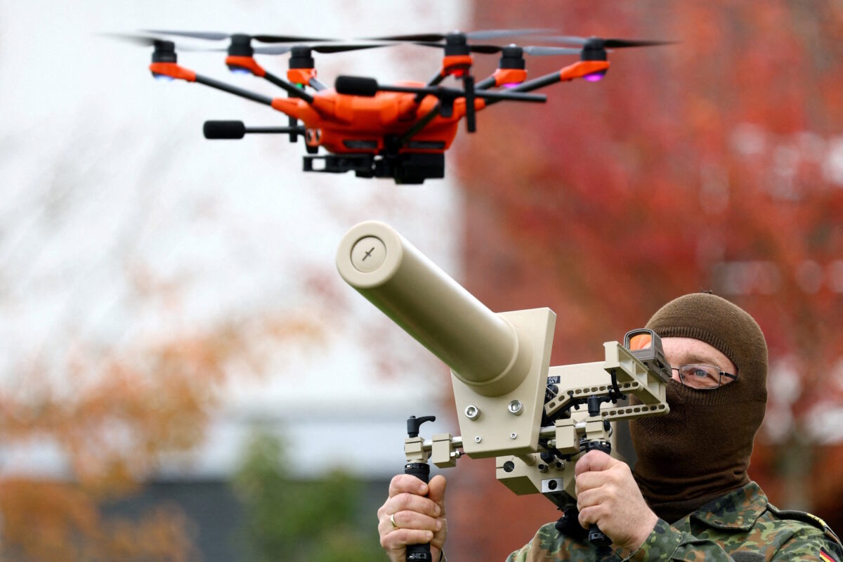 Γερμανός στρατιώτης αναχαιτίζει drone σε άσκηση