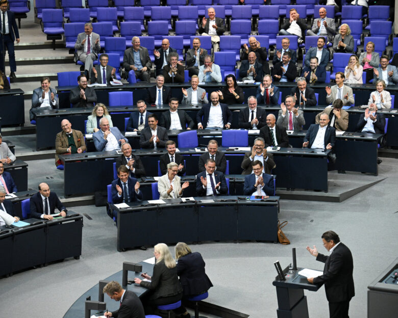Ψηφίστηκε ο προϋπολογισμός της Γερμανίας: Ρεκόρ δαπανών και δανεισμού υπό τον Μερτς