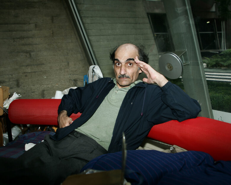 The Terminal: Η συγκλονιστική ιστορία πίσω από την ταινία του Σπίλμπεργκ με τον Τομ Χανκς – Η ζωή και το τέλος του Ιρανού πρόσφυγα Μεχράν Καρίμι Νασερί