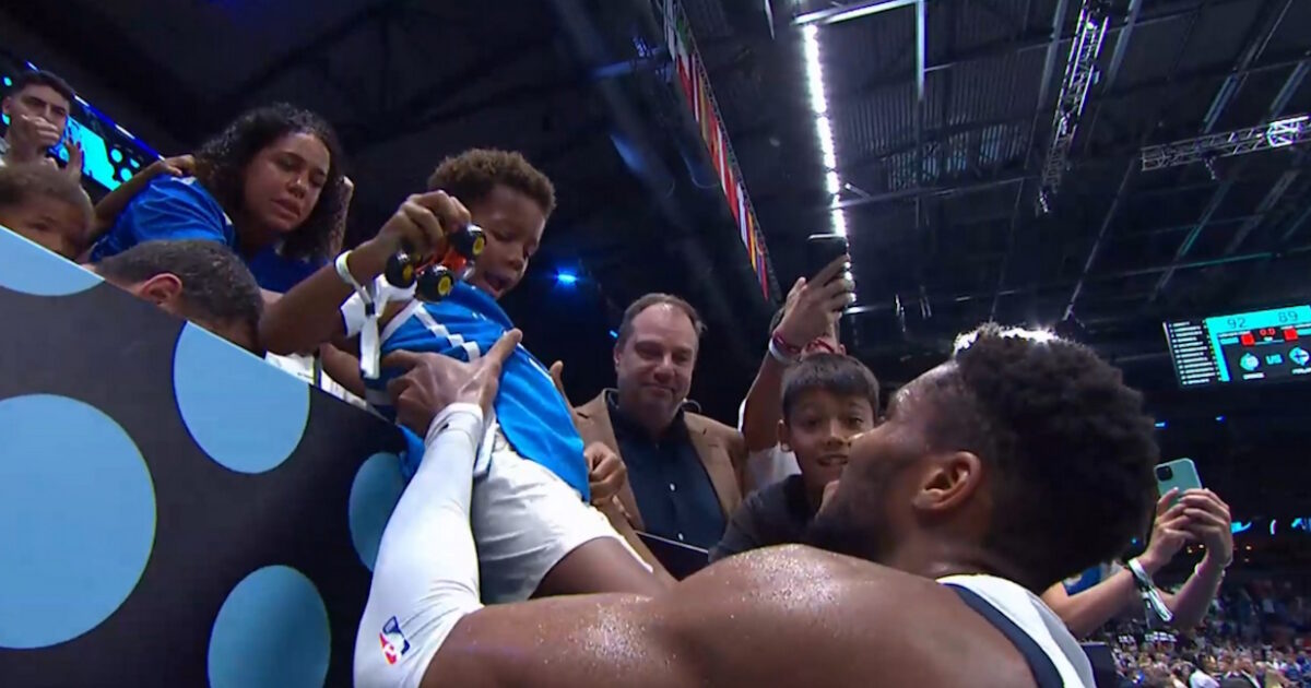 Ο Γιάννης Αντετοκούνμπο δακρυσμένος και αγκαλιά με τα παιδιά του, μετά το τέλος του «μικρού» τελικού του Eurobasket 2025