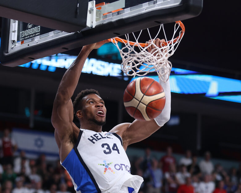 Γιάννης Αντετοκούνμπο: H ασύλληπτη double-double εμφάνιση του στο Ελλάδα – Ισραήλ και το επικό σκίτσο της FIBA