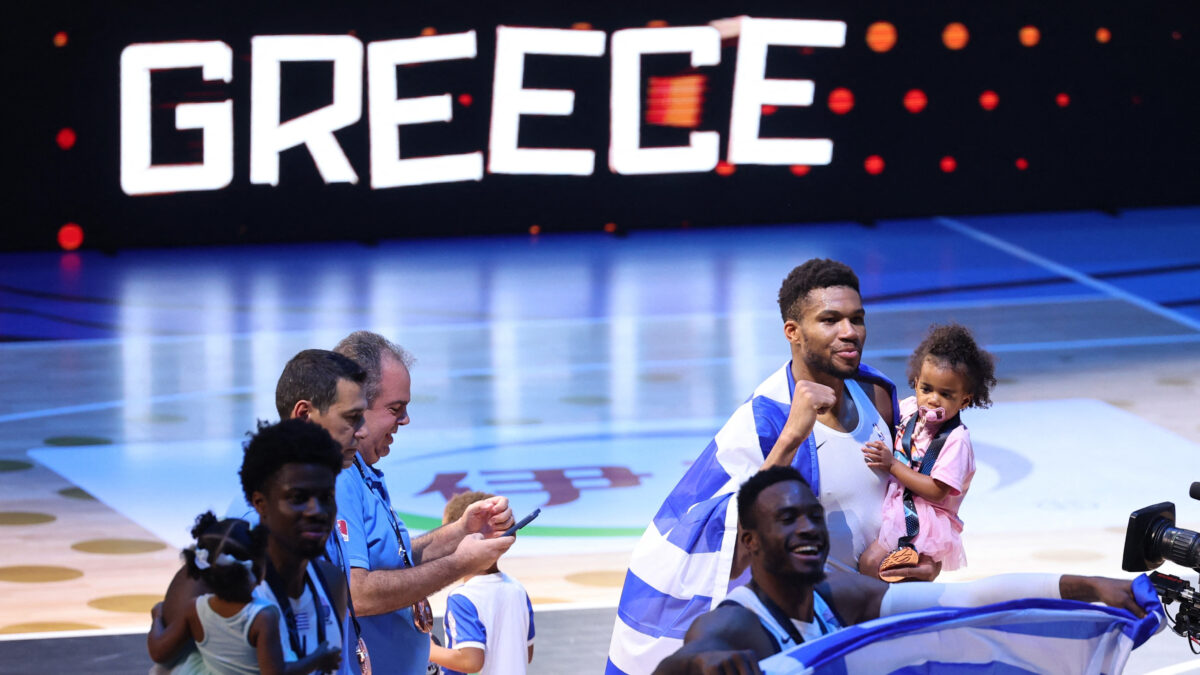 Ο Γιάννης Αντετοκούνμπο με την οικογένειά του