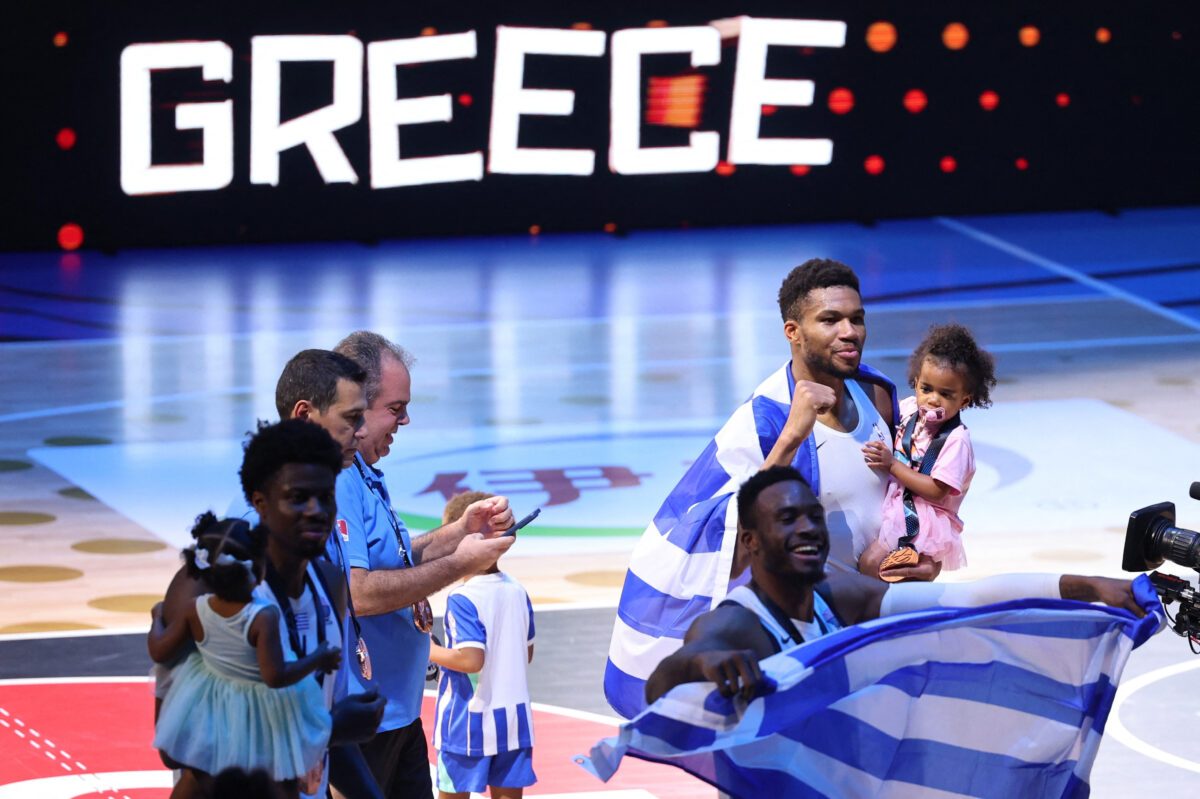 Ο Γιάννης Αντετοκούνμπο με την οικογένειά του