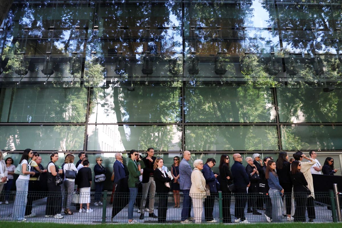 People form tail out of armani/teatro to pay tribute to designer