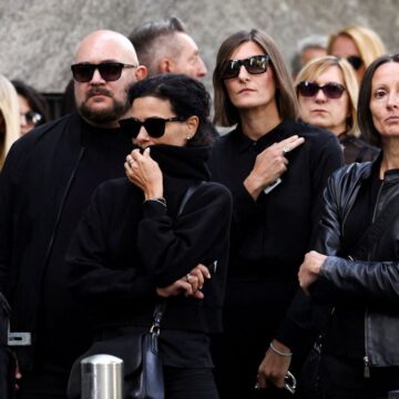 Για δεύτερη ημέρα συνεχίζεται το λαϊκό προσκύνημα στη σορό του Τζόρτζιο Αρμάνι