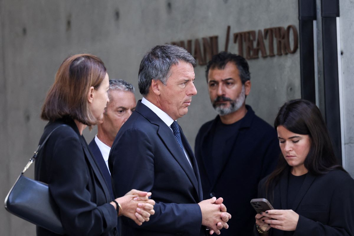 Ο πρώην πρωθυπουργός της Ιταλίας Ματέο Ρέντσι, απέτισε φόρο τιμής στον Τζιόρτζιο Αρμάνι 
