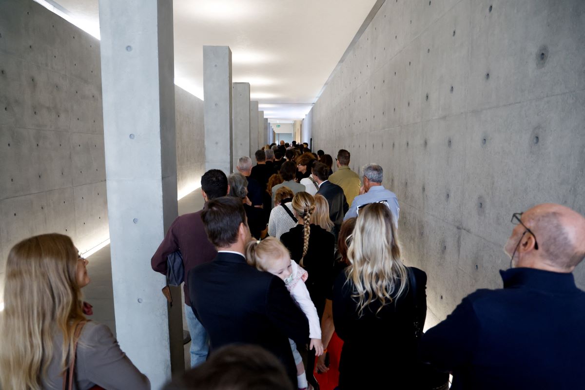 The tail form thousands out of the theater located on Milan's Bergonone Street to pay tribute to the great deceased fashion designer, Giorgio Armani