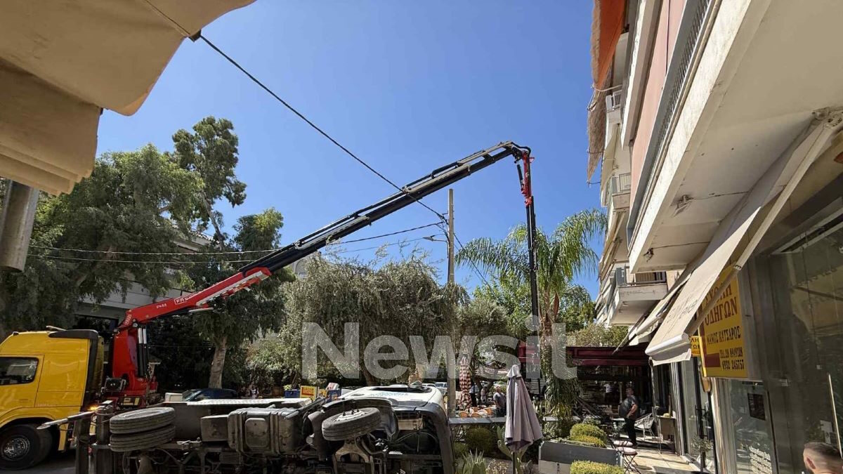 Το γερανοφόρο στη Γλυφάδα
