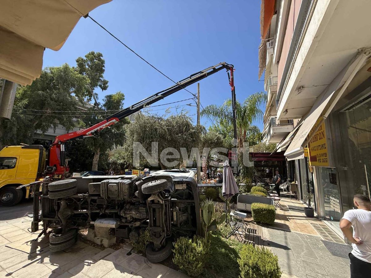 Το γερανοφόρο στη Γλυφάδα