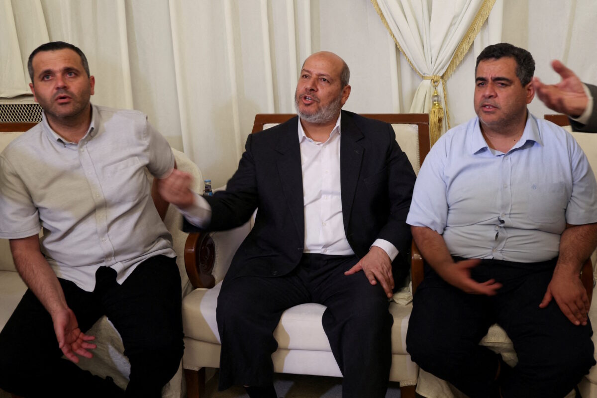 Ο επικεφαλής της πολιτικής ηγεσίας της Χαμάς, Χαλίλ αλ Χάγια (κέντρο) στην κηδεία του Ισμαήλ Χανίγιε