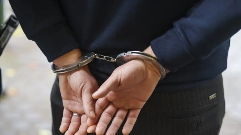 Άνδρας με χειροπέδες