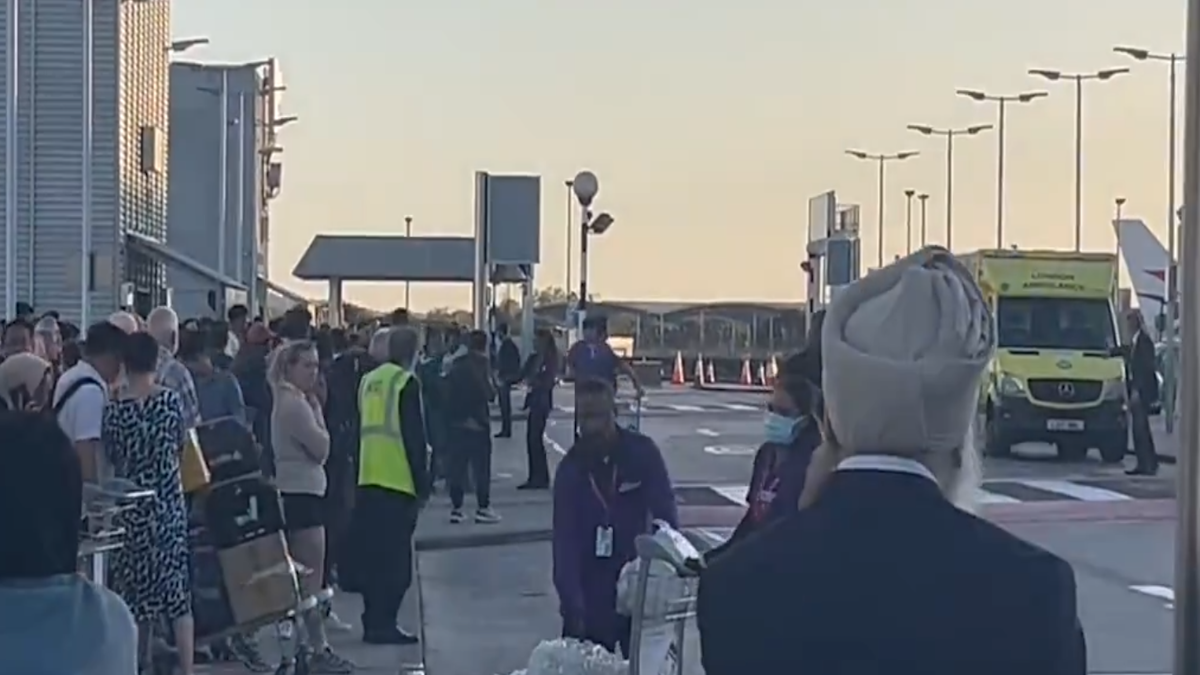 Οι άνθρωποι έξω από το αεροδρόμιο