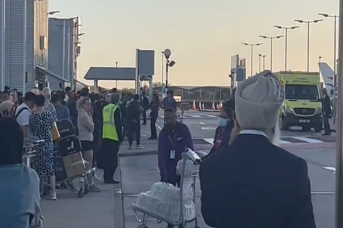 Οι άνθρωποι έξω από το αεροδρόμιο