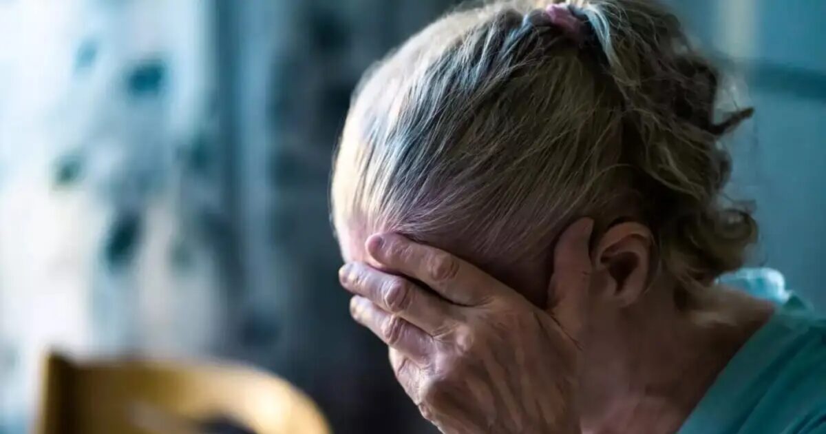 Fthiotida: 53-year-old man threatened to kill his elderly mother to give him money