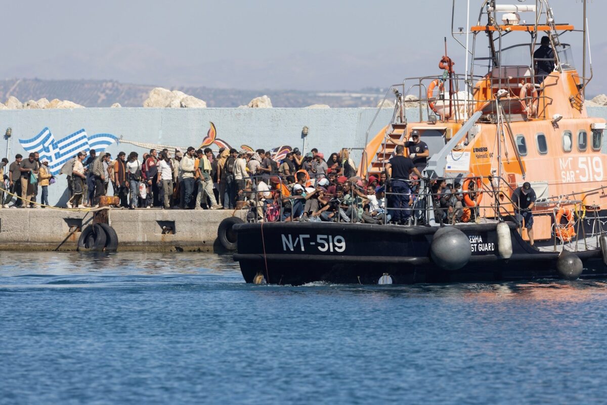 Στελέχη του Λιμενικού με παράτυπους μετανάστες στο λιμάνι της Γαύδου