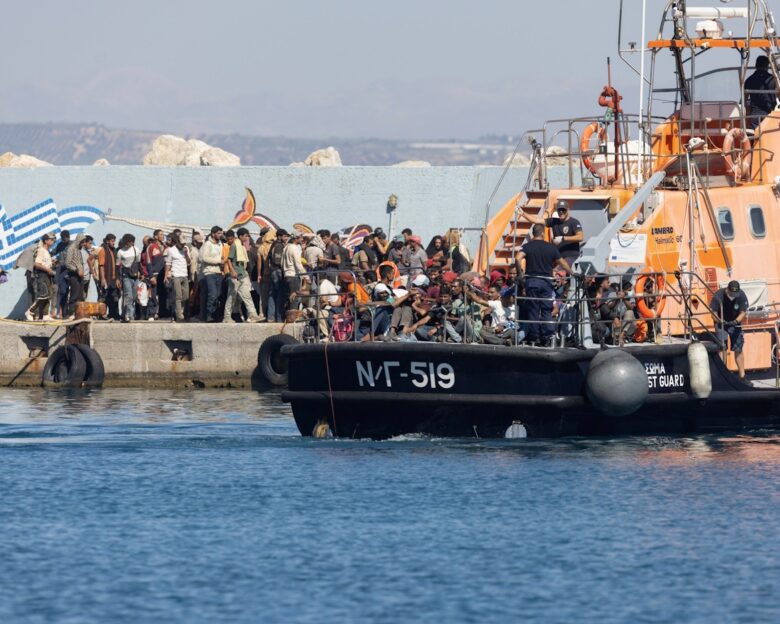 Κρήτη: Πάνω από 1.100 μετανάστες στην Αγυιά – Προειδοποιήσεις για «υγειονομική βόμβα»