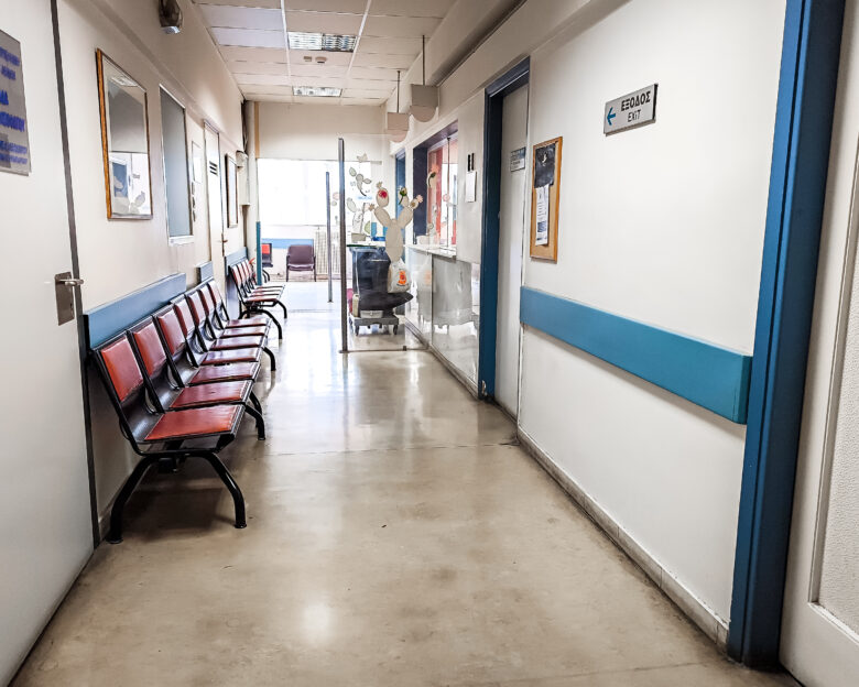 Διευθυντής της καρδιοχειρουργικής του Ιπποκράτειου συνελήφθη για φακελάκι 5.000 ευρώ