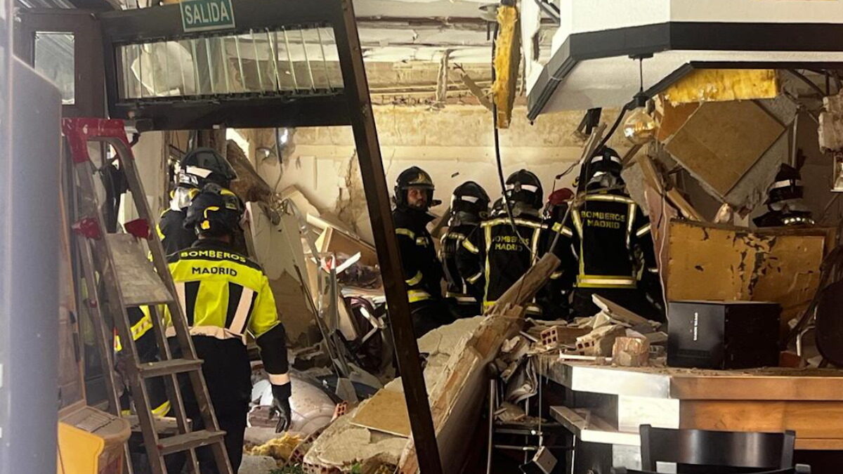 Οι πυροσβέστες μέσα στο καφέ στην Μαδρίτη
