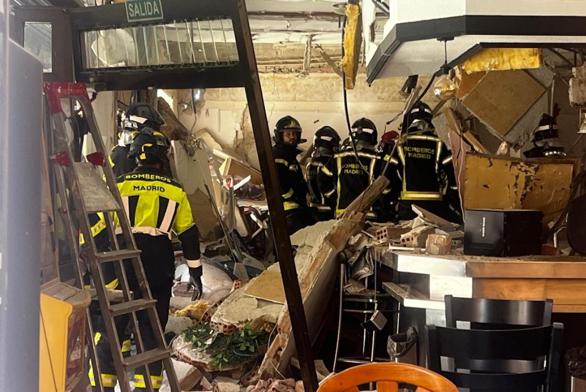 Οι πυροσβέστες μέσα στο καφέ στην Μαδρίτη