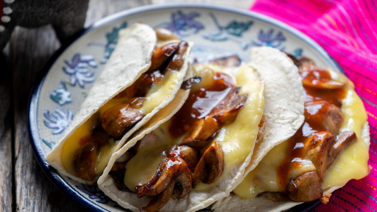 Quesadillas με μανιτάρια και τυρί