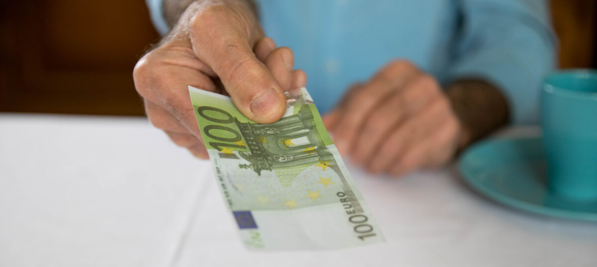Ένας άνδρας δίνει 100άρικο