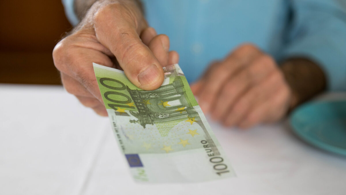 Ένας άνδρας δίνει 100άρικο