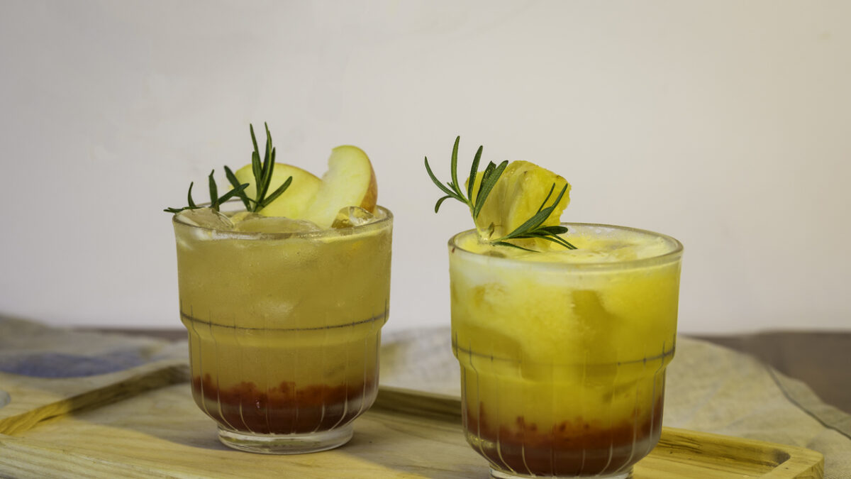 Mocktail με μηλίτη και καραμέλα