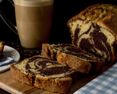 Κέικ μαρμπρέ με γιαούρτι