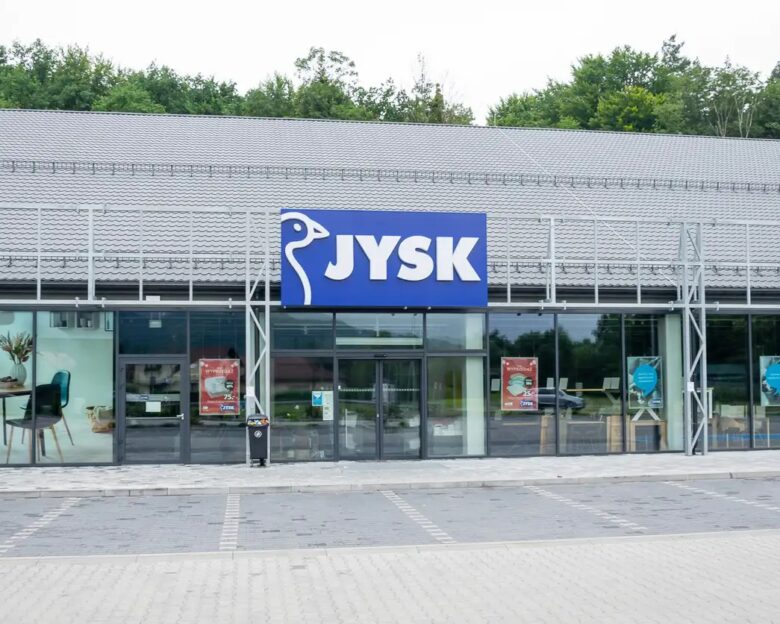 JYSK: Συνεχίζει την ανοδική της πορεία στην Ελλάδα – Το 40% του τζίρου της από τα έπιπλα