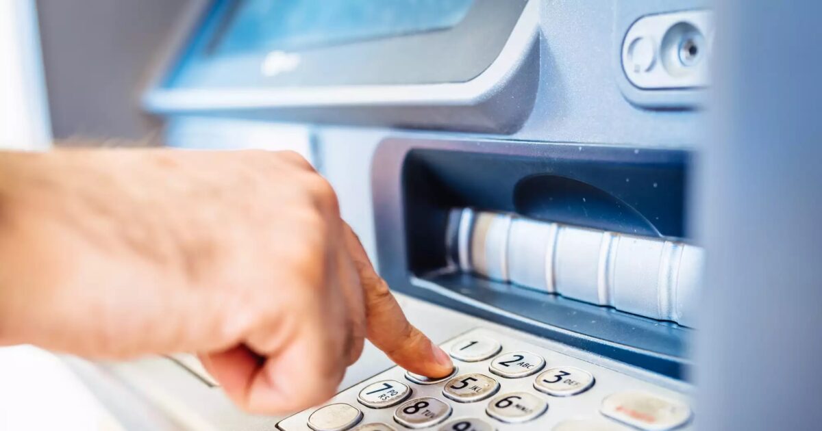 Lamia: Hoodlums held a 30 -year hostage – threatened with a gun for 6 hours to lift his money from the ATM