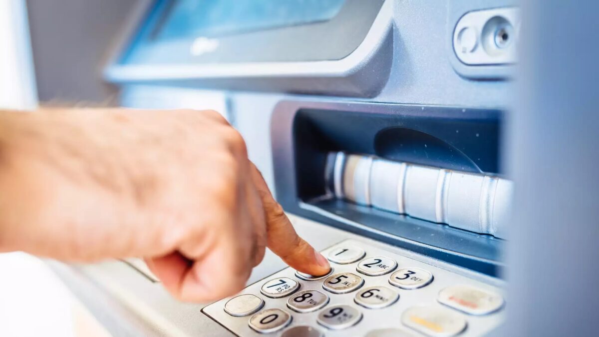 Λαμία: Κουκουλοφόροι κρατούσαν όμηρο 30χρονο – Τον απειλούσαν με όπλο επί 6 ώρες να σηκώσει τα λεφτά του από το ΑΤΜ