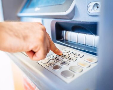 Λαμία: Κουκουλοφόροι κρατούσαν όμηρο 30χρονο – Τον απειλούσαν με όπλο επί 6 ώρες να σηκώσει τα λεφτά του από το ΑΤΜ