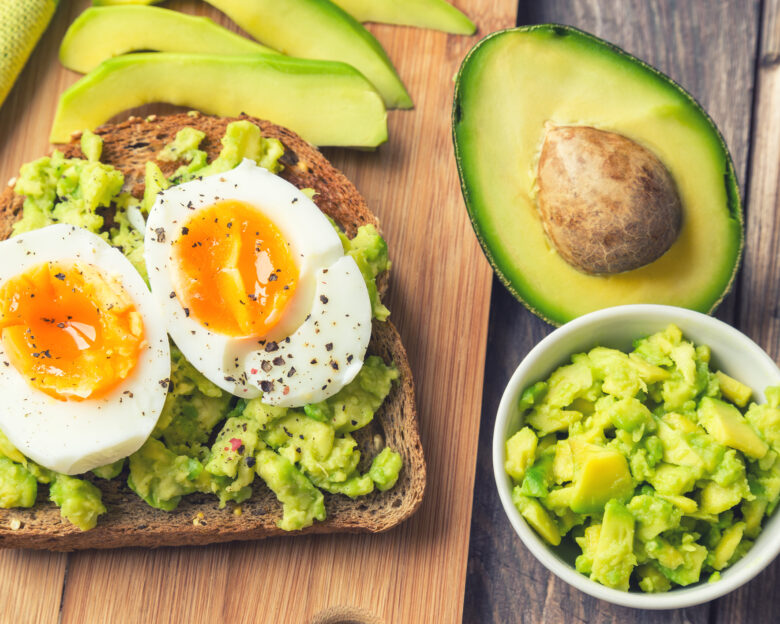 Σπιτικό avocado toast με το τέλεια βρασμένο αυγό