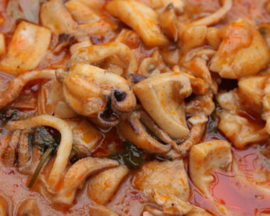 Σουπιές σε κόκκινη κρασάτη σάλτσα