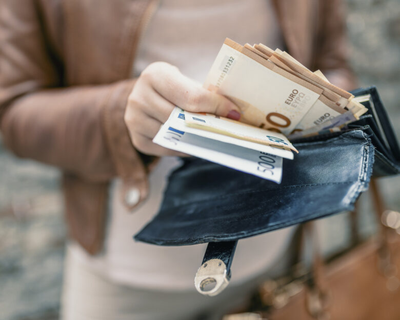 Δημόσιο: Πώς θα καταβληθεί «σιωπηρά» σε δύο δόσεις ένας 13ος μισθός το 2026