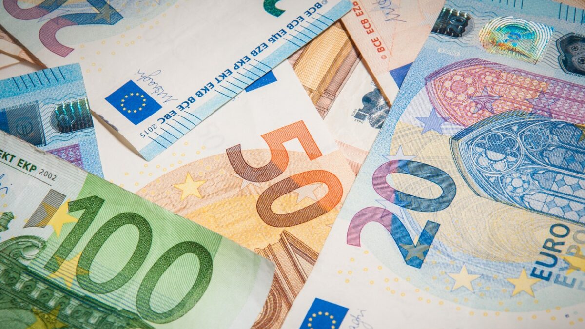 banknote: 20 euro 50 euro 100 euro thrown on the ground
