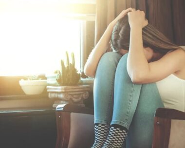 Πάτρα: Βίντεο ντοκουμέντο από τη στιγμή που ανήλικες αναγκάζουν 13χρονη να σκύψει και να γλείψει τα παπούτσια τους