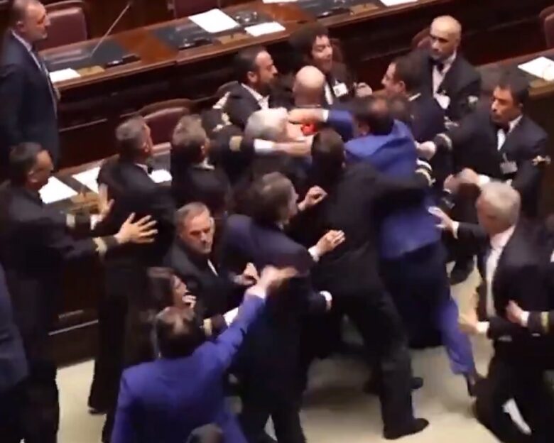 Ιταλία: Ξύλο ανάμεσα σε βουλευτές μετά από ψηφοφορία για συνταγματική μεταρρύθμιση