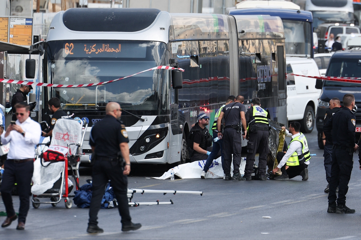Ισραηλινοί αστυνομικοί, εγκληματολόγοι και προσωπικό έκτακτης ανάγκης στον τόπο της τρομοκρατικής επίθεσης στην Ιερουσαλήμ