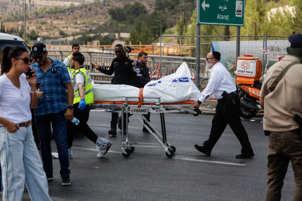 Το προσωπικό έκτακτης ανάγκης μεταφέρει ένα από τα θύματα