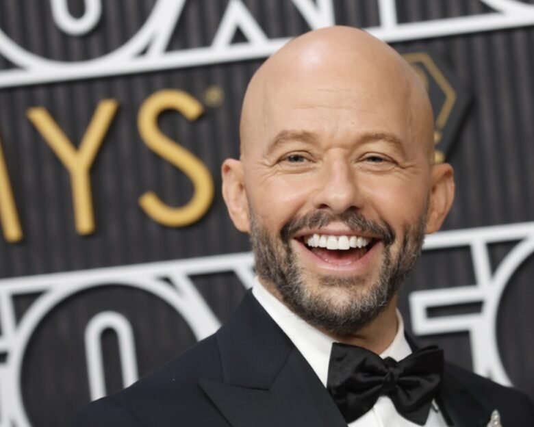 Ο Τζον Κράιερ αποκαλύπτει για το «Two and a Half Men»: «Έπαιρνα τρεις φορές λιγότερα από τον Τσάρλι Σιν»